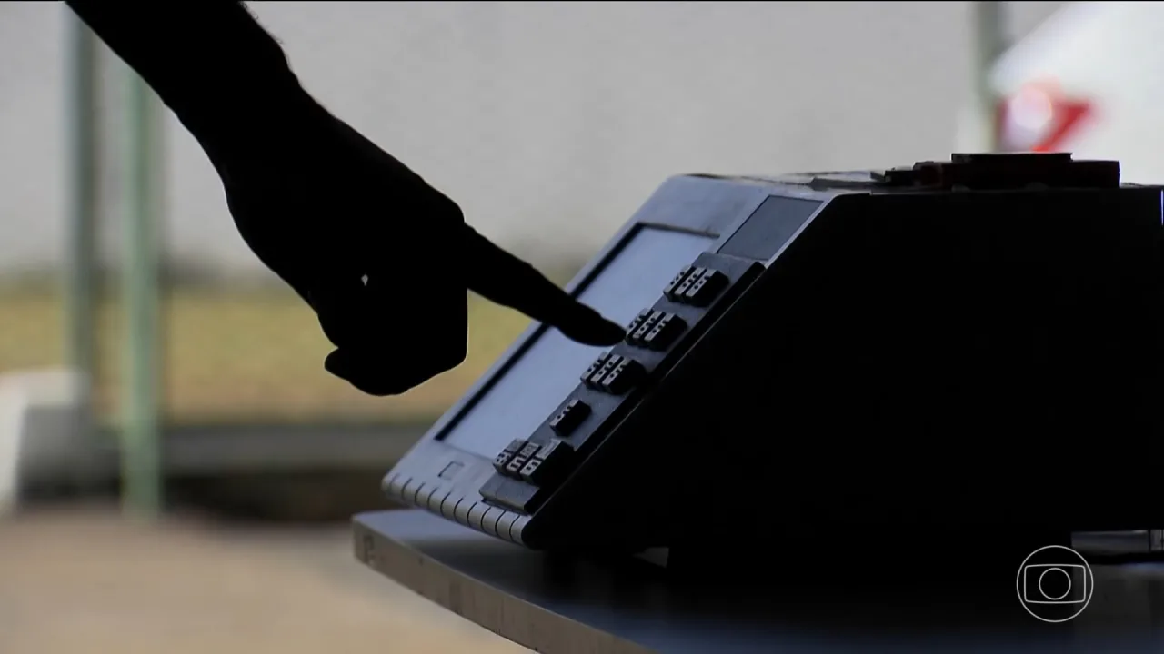 Urna eletrônica durante o processo de votação nas Eleições 2026.