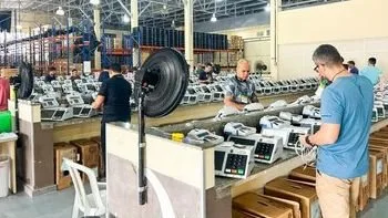 Técnicos da Justiça Eleitoral preparando urnas eletrônicas para o 2º turno das Eleições 2026.