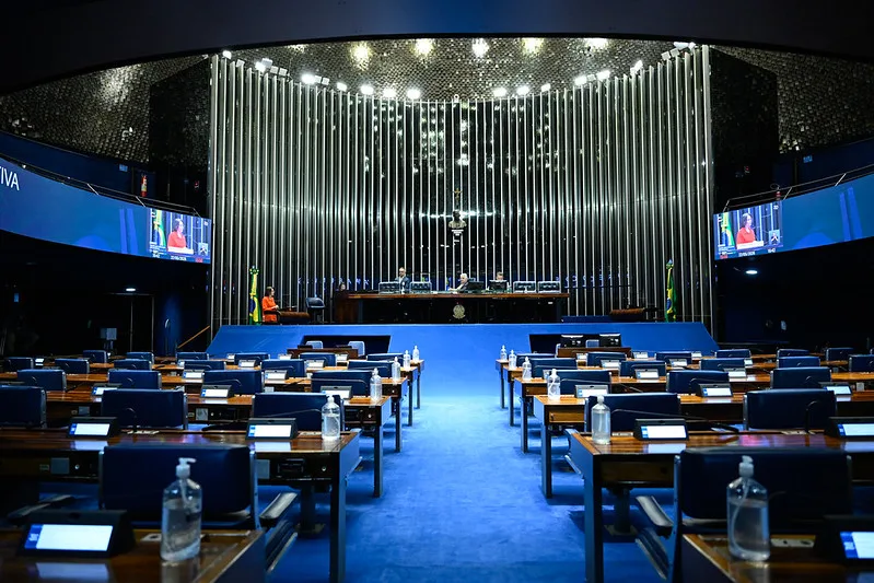 Plenário do Senado Federal com parlamentares em sessão.