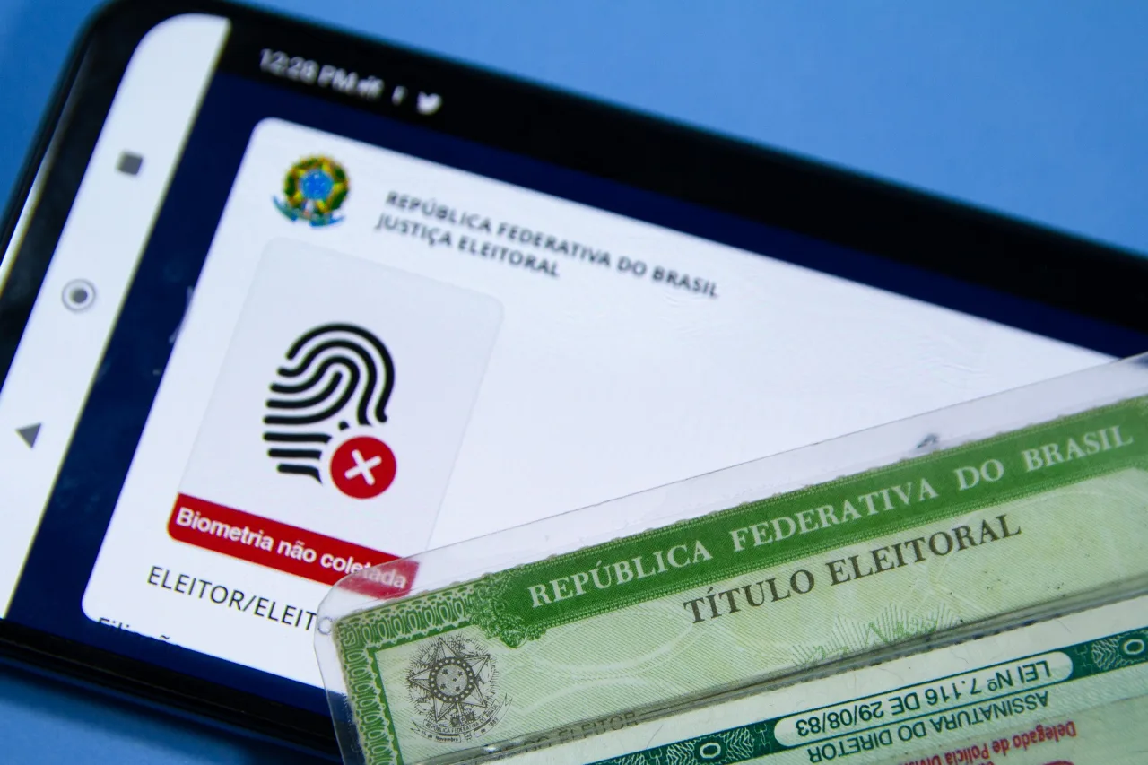 Eleitores utilizando o aplicativo e-Título para regularização eleitoral.