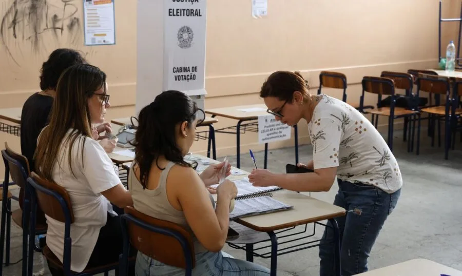 Urnas eletrônicas dispostas em seção eleitoral para o segundo turno.