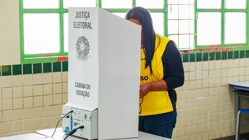 Fila de eleitores em uma seção eleitoral brasileira.
