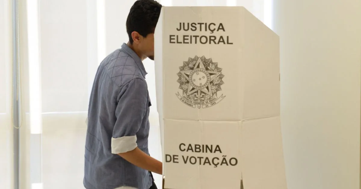 Urnas eletrônicas em seção de votação durante as eleições no Brasil.