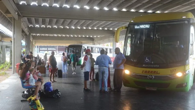 Ônibus do transporte intermunicipal em rodoviária do Rio Grande do Norte.