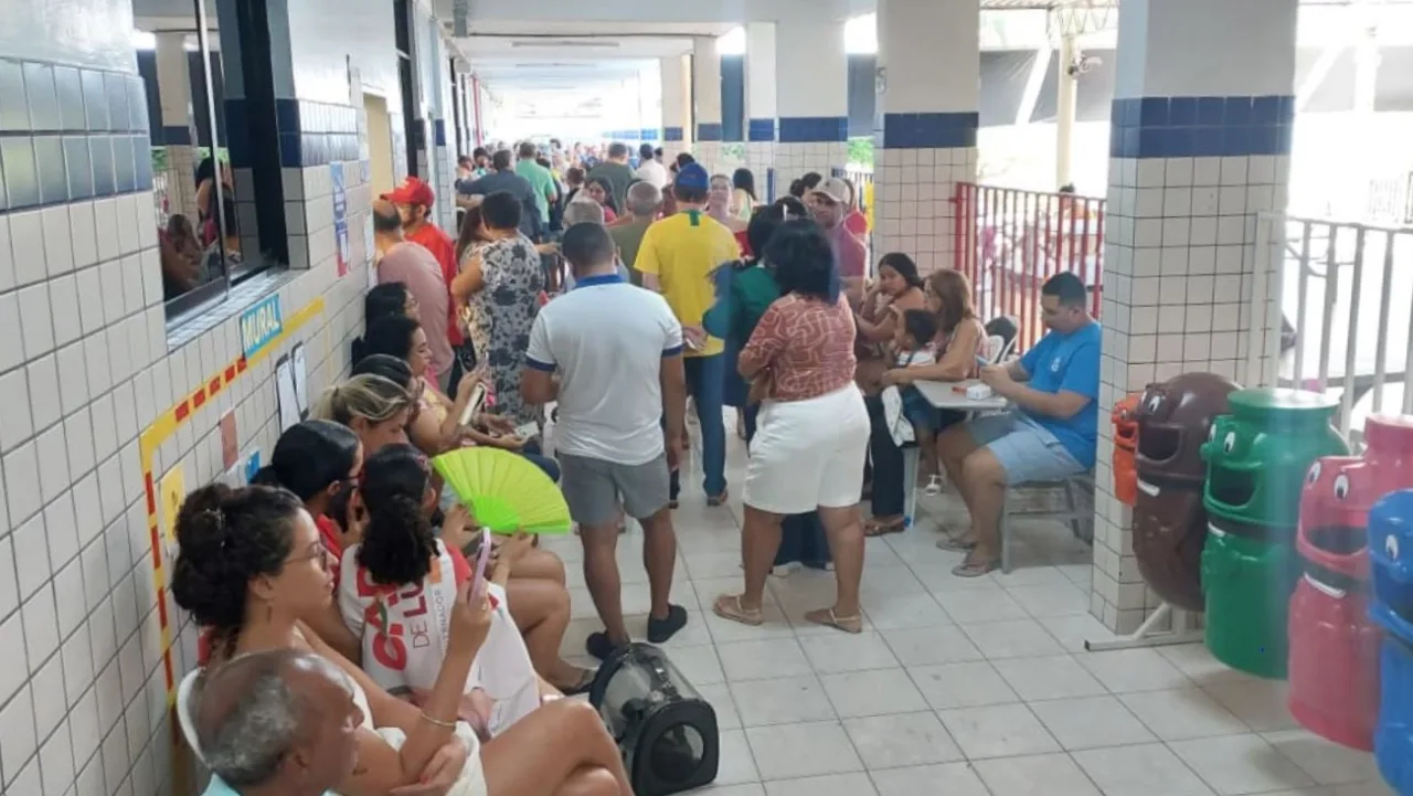 Eleitores enfrentam filas no Salesiano São José, na Ribeira, em Natal