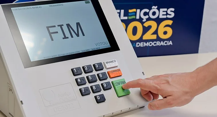 Urna eletrônica sendo preparada para as Eleições 2026.