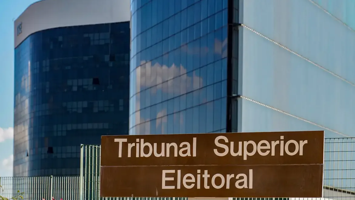 Urna eletrônica em destaque simbolizando o processo eleitoral.