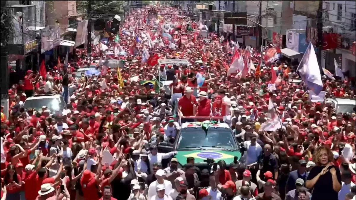 Lula acena para multidão durante ato de campanha em Natal, Rio Grande do Norte.