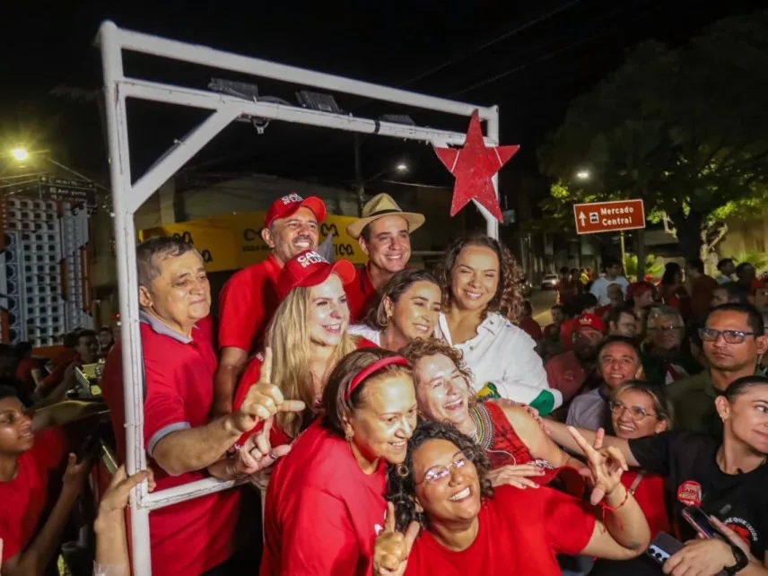 Governador Elmano de Freitas e lideranças do PT durante comício em Mossoró.