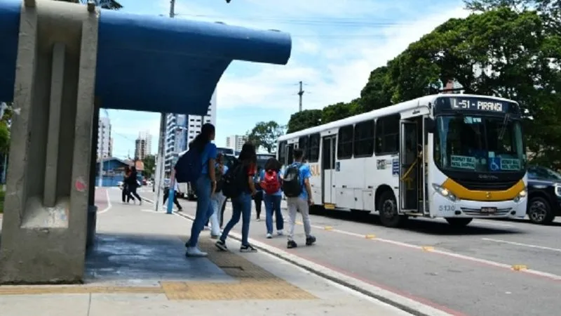 Ônibus do transporte público de Natal circulando na cidade.