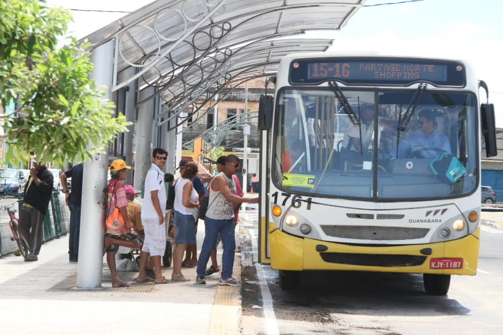 Ônibus do sistema de transporte de Natal em via urbana.