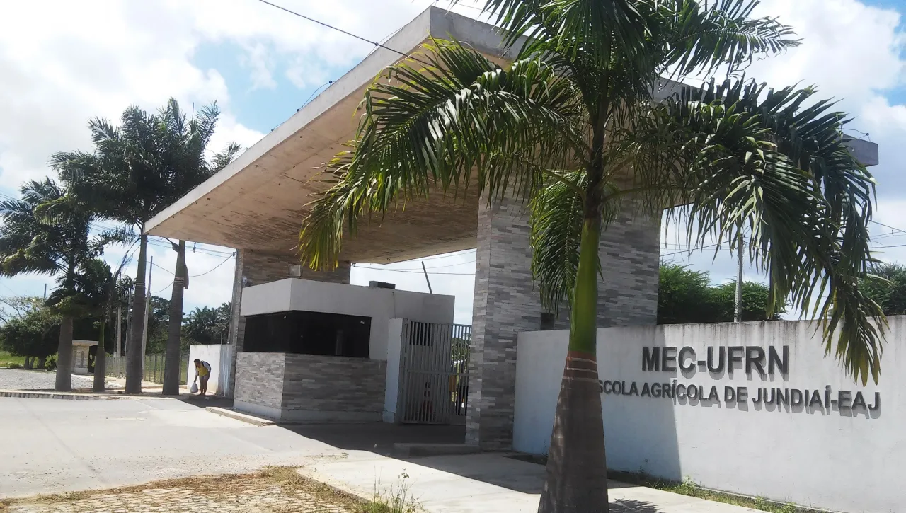 Fachada e instalações da Escola Agrícola de Jundiaí (EAJ).