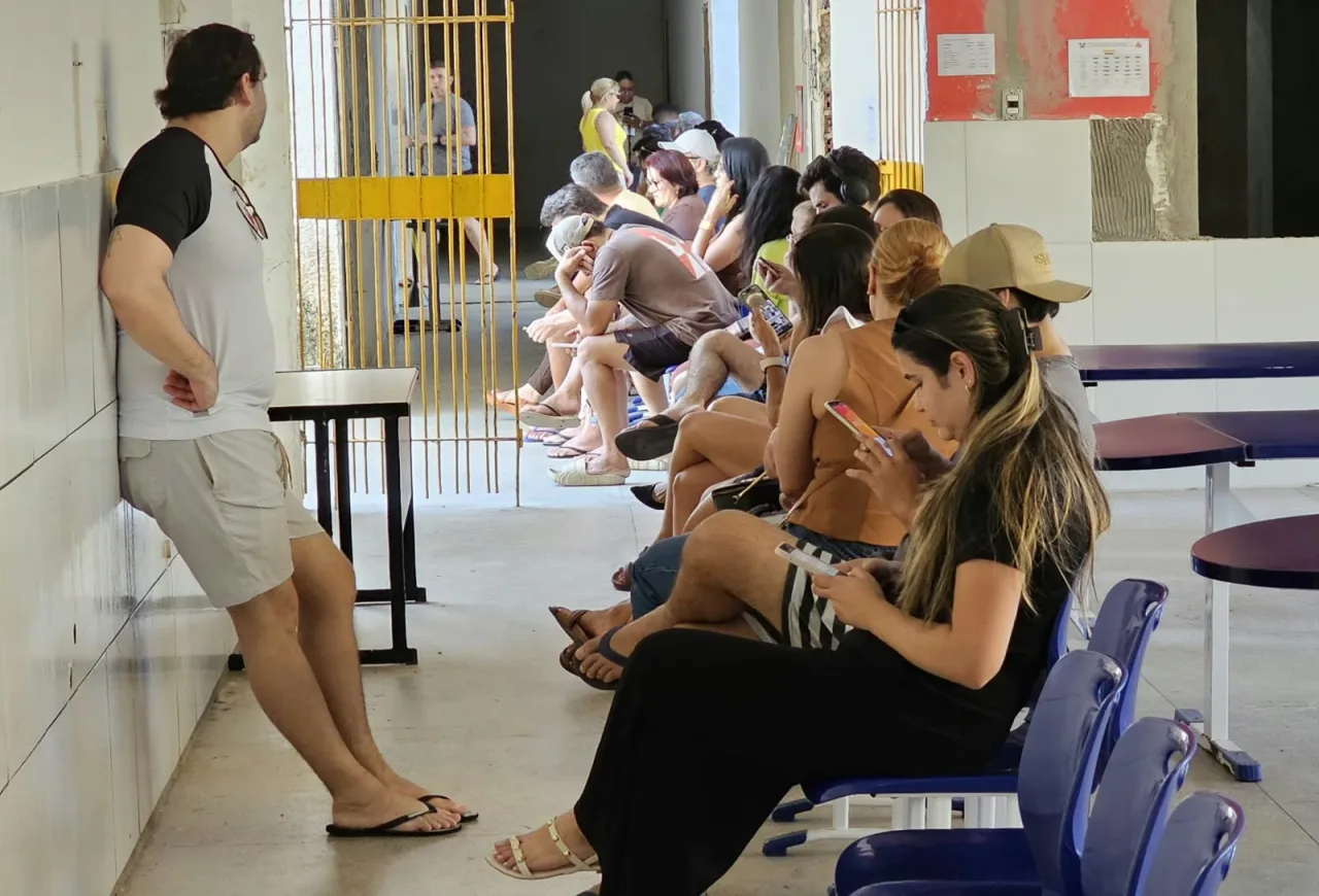 Filas de eleitores na Escola Estadual Tiradentes em Natal.