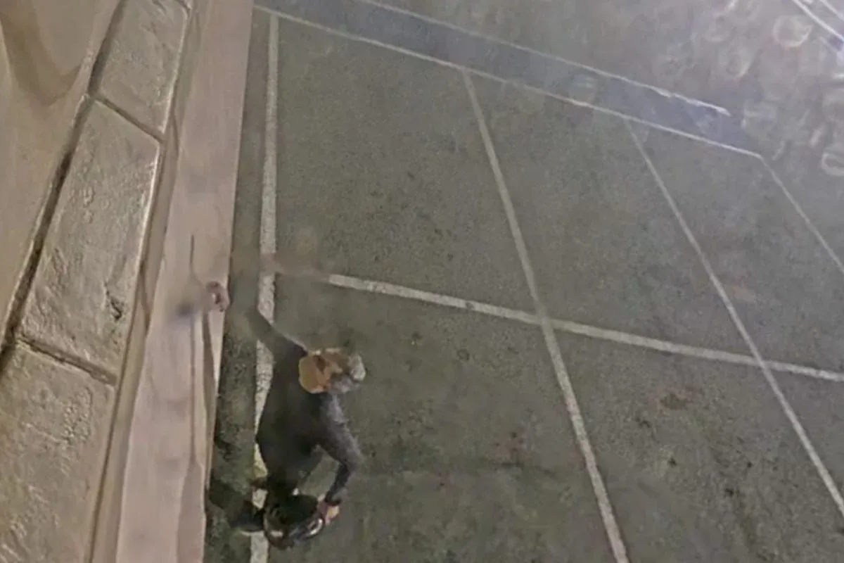 Homem pichando a base da réplica da Estátua da Liberdade da Havan.