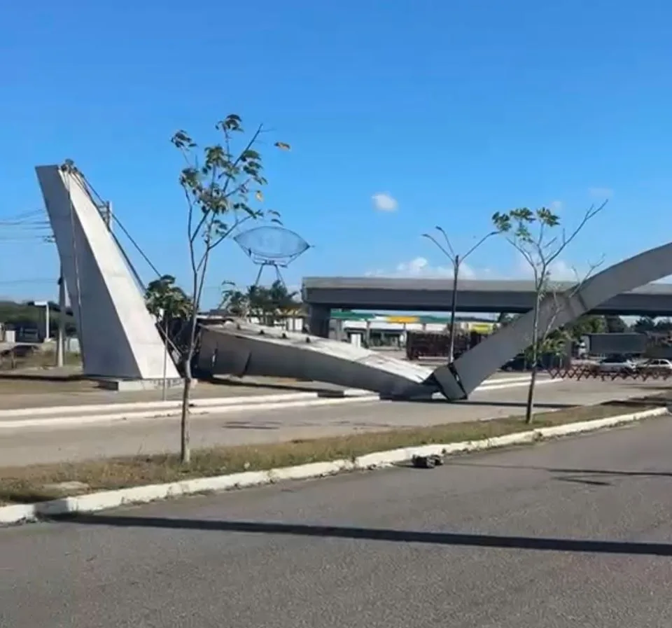 Escombros de estrutura metálica do pórtico Augusto Severo na Avenida Mônica Dantas
