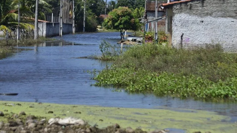 Vista aérea de áreas urbanas em Natal, com foco na infraestrutura da cidade.