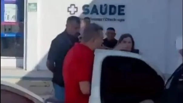 Viaturas da polícia em frente a um comitê político na cidade de Mossoró.