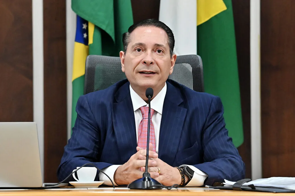 Ezequiel Ferreira sentado à mesa, diante de um microfone, na Assembleia Legislativa do RN