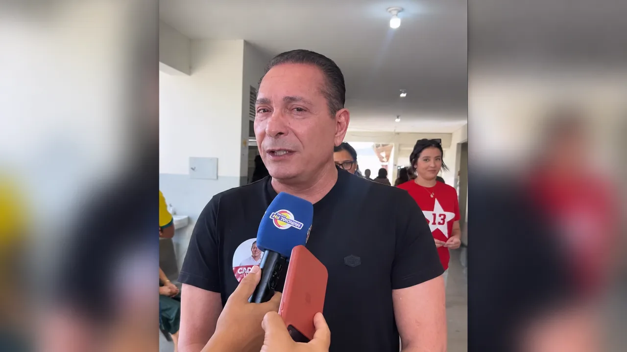 Ezequiel Ferreira de camisa preta durante entrevista em Currais Novos.