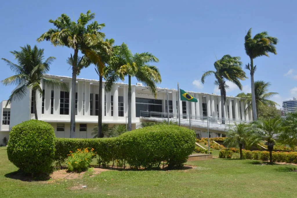 Fachada do Centro Administrativo do Governo do Rio Grande do Norte, cercada por palmeiras