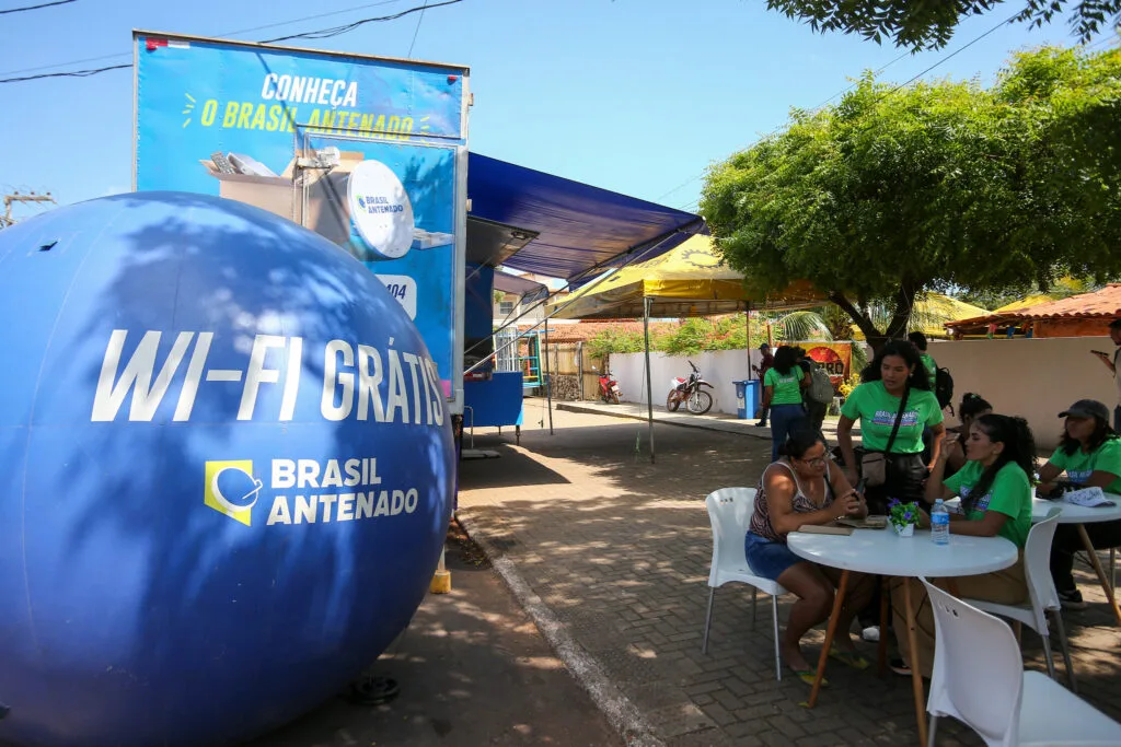 Equipe do programa Brasil Antenado realizando atendimento comunitário