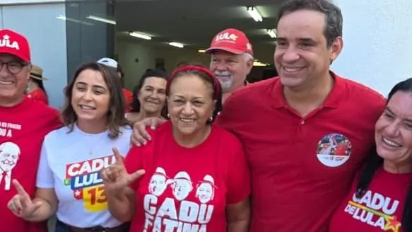 Fátima Bezerra discursando para apoiadores e imprensa após votar em Natal.