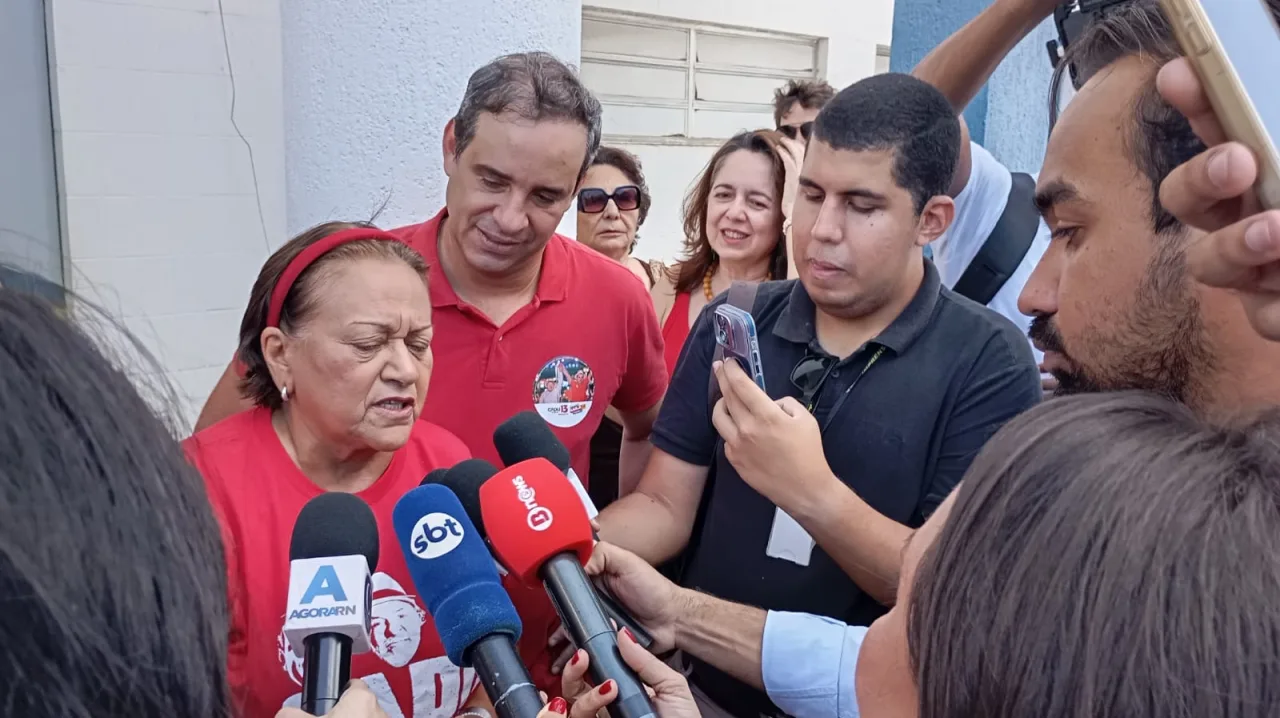 Fátima Bezerra votando em urna eletrônica.