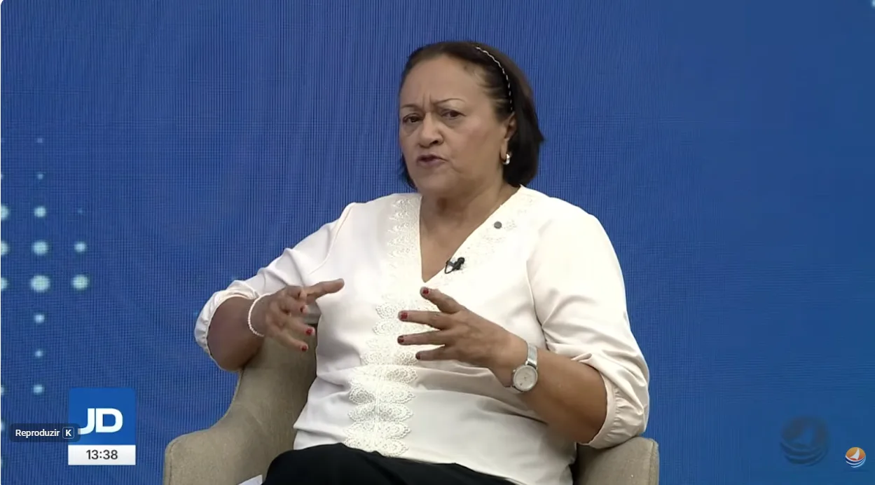 Fátima Bezerra gesticulando durante entrevista em estúdio de TV.