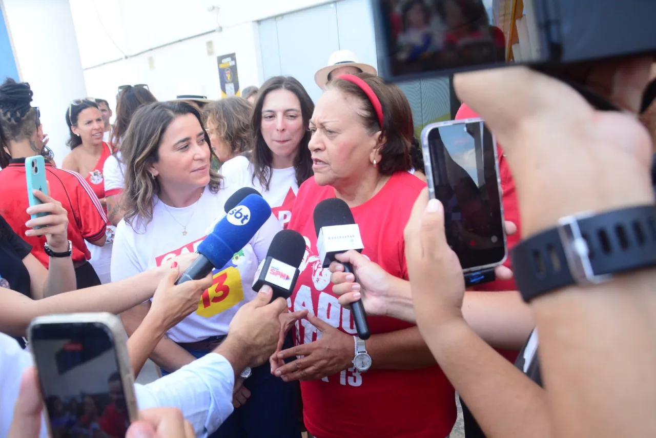 Fátima Bezerra discursa para a imprensa