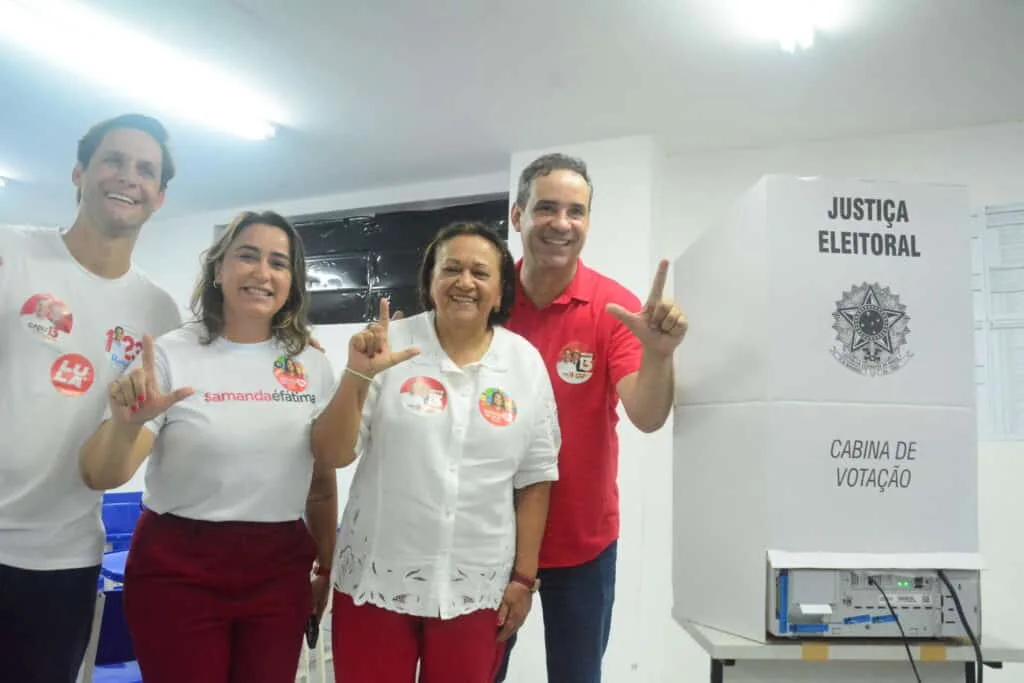 Governadora Fátima Bezerra durante ato de campanha com aliados políticos no RN.