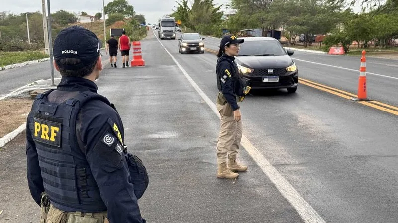 Viaturas da Polícia Rodoviária Federal em fiscalização de trânsito.