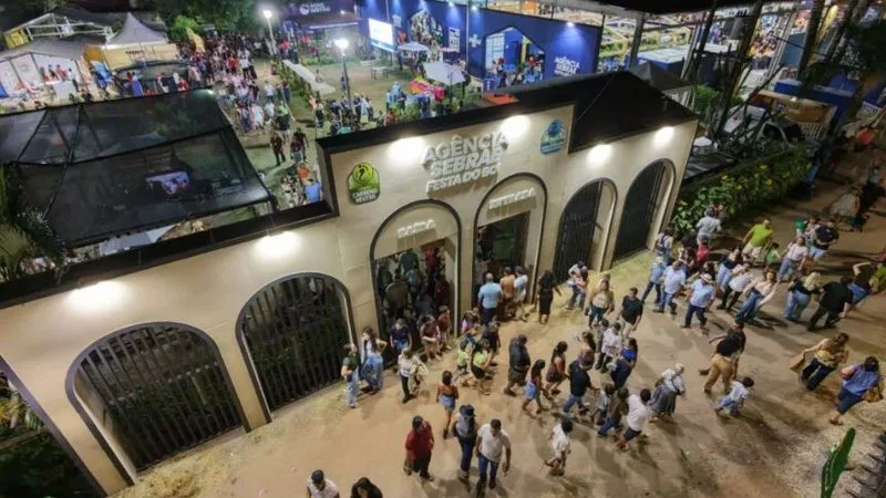 Movimentação de público na Festa do Boi 2026 em estandes de atendimento.