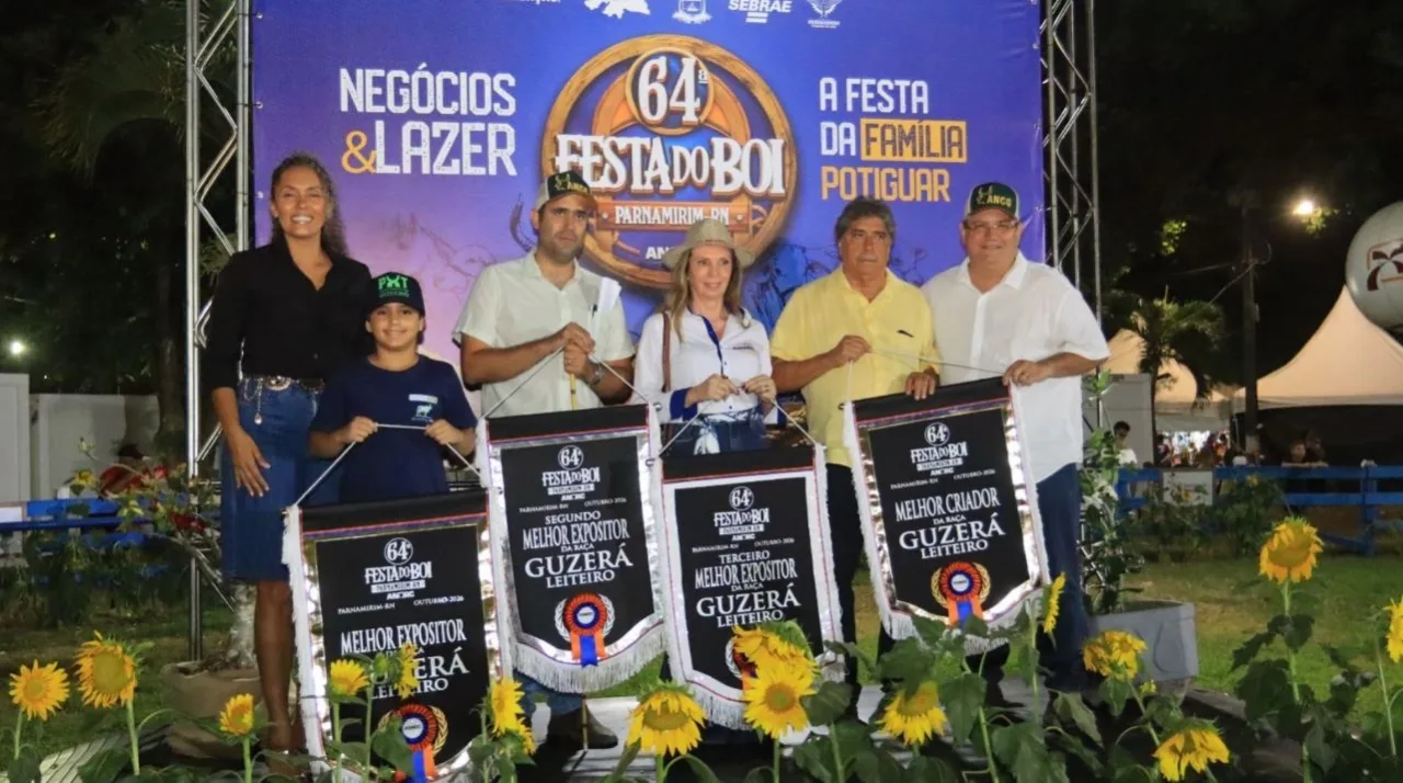 Criadores e expositores recebendo premiação durante a 64ª Festa do Boi no Parque Aristófanes Fernandes.