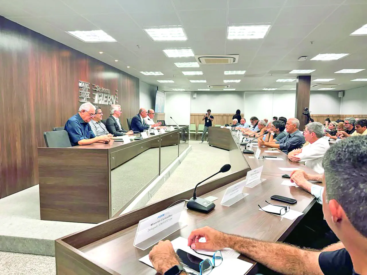 Diretores da FIERN reunidos na Casa da Indústria em debate sobre novas normas ambientais.