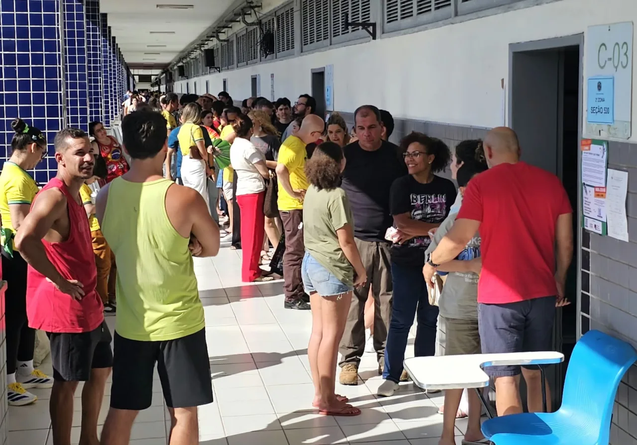 Movimentação de eleitores nas seções do IFRN Central em Natal.