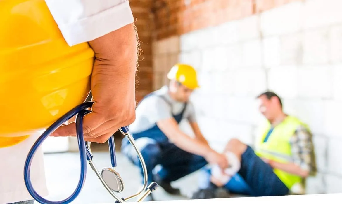 Trabalhadores em ambiente corporativo, simbolizando a nova jornada de trabalho no Brasil.
