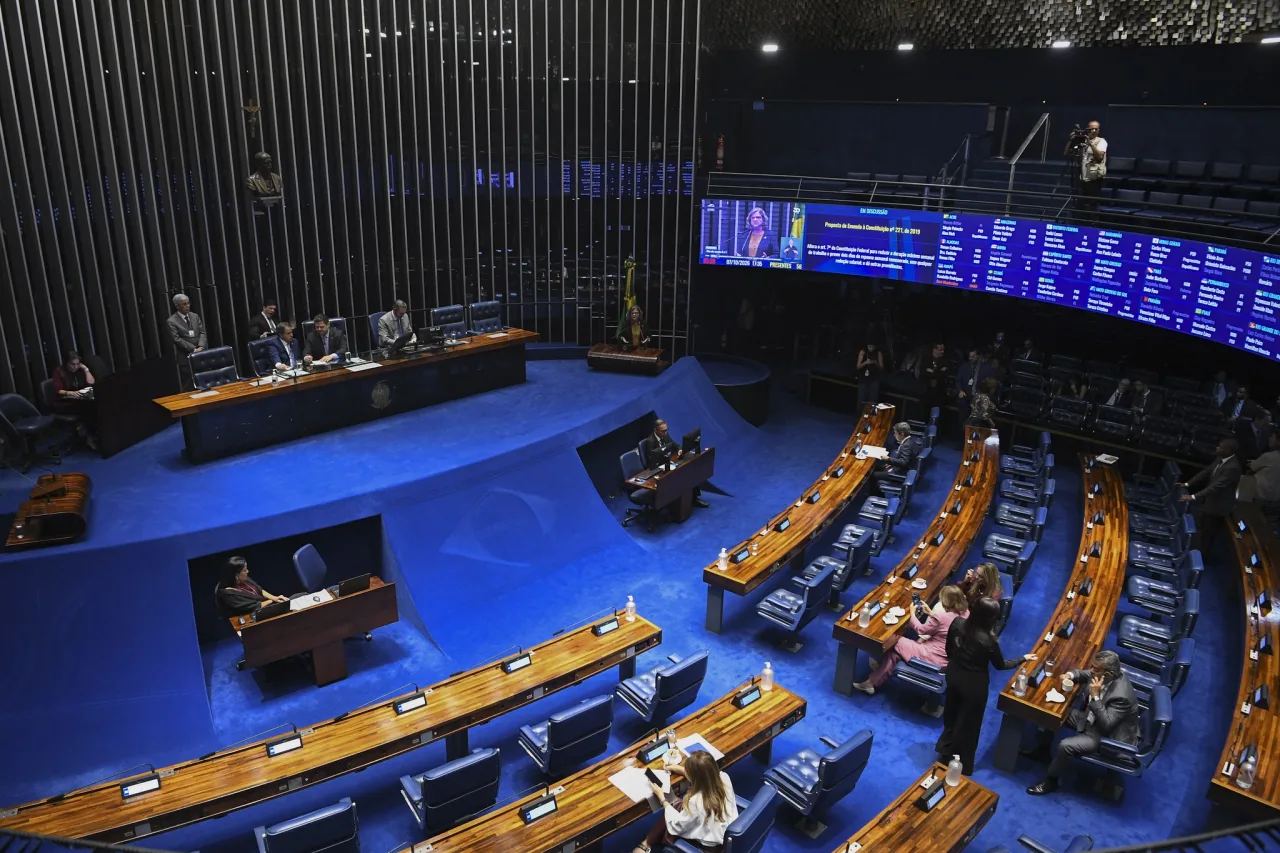 Plenário do Senado Federal discute a PEC do fim da escala 6x1