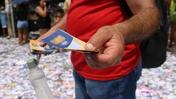Policiais em frente a local de votação na Avenida Maria Lacerda Montenegro durante as eleições.
