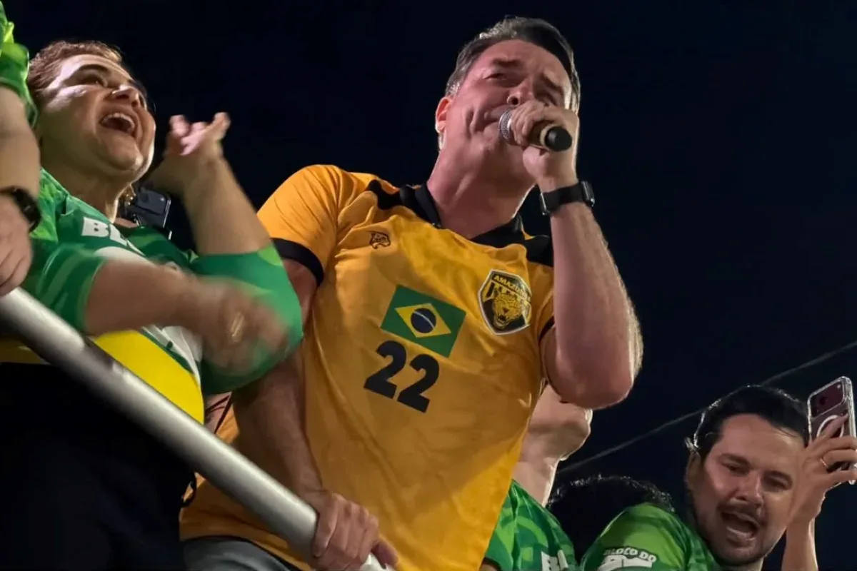 Foto colorida de Flávio Bolsonaro durante evento político em Manaus.