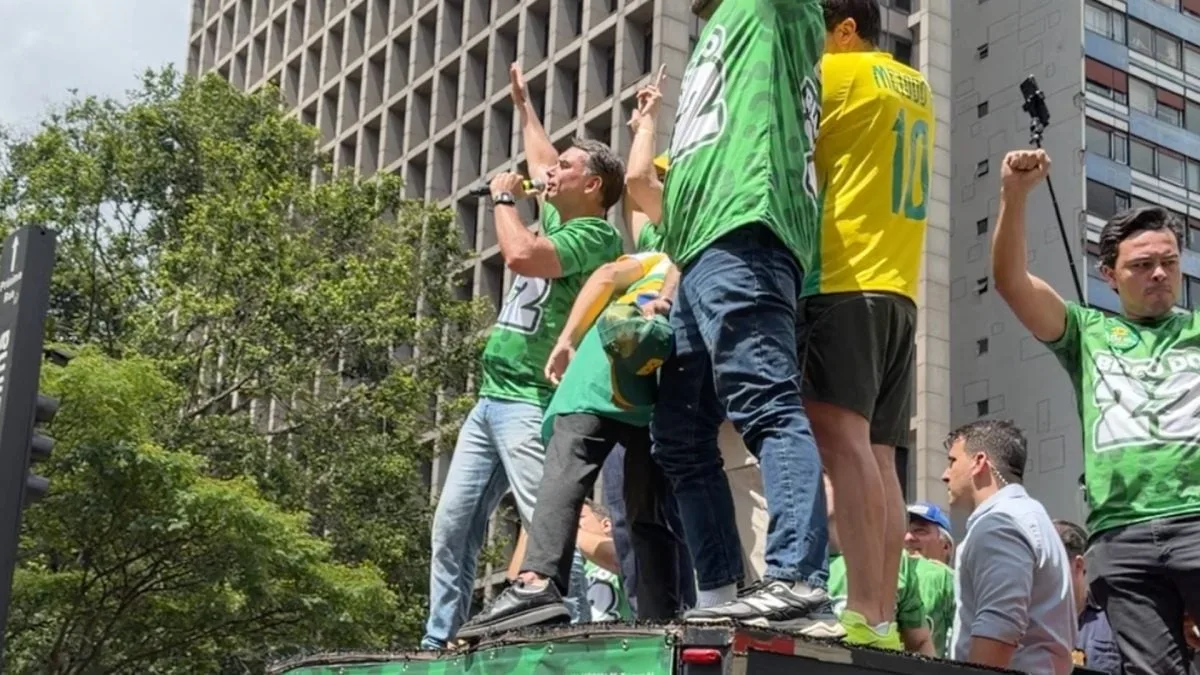 Flávio Bolsonaro discursando na Paulista
