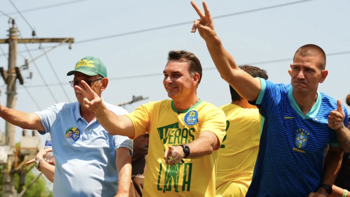 Flávio Bolsonaro em culto religioso acompanhado de aliados.