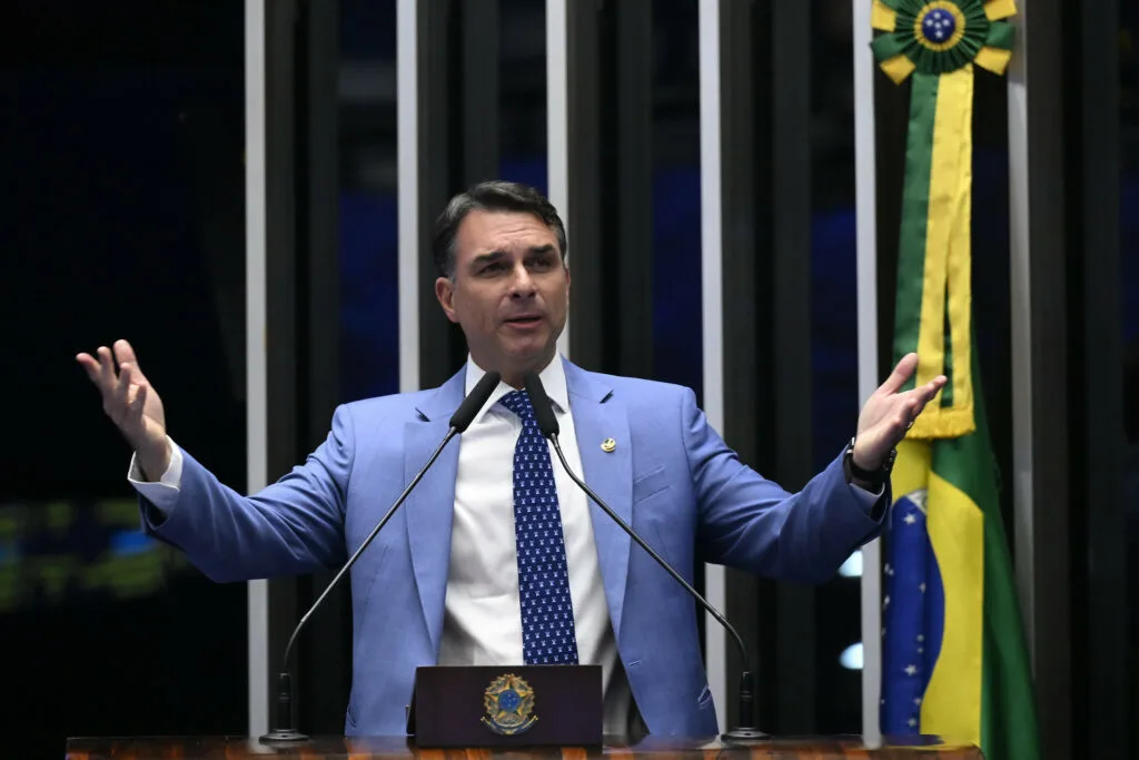 Flávio Bolsonaro em coletiva de imprensa após o primeiro turno das eleições de 2026