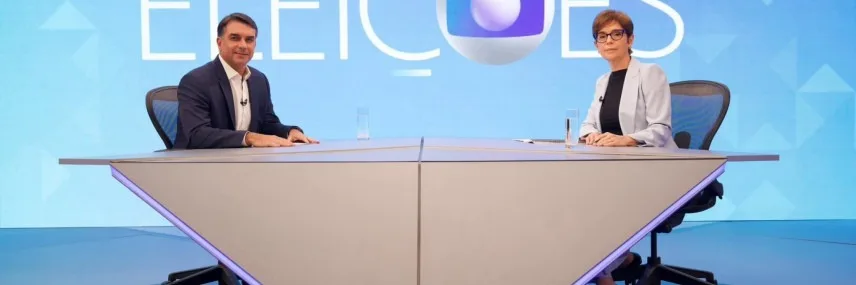 Candidato à Presidência, Flávio Bolsonaro, gesticula durante sabatina televisionada.