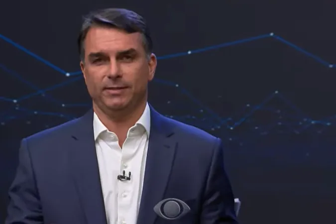 Flávio Bolsonaro participando de debate político na TV Band.