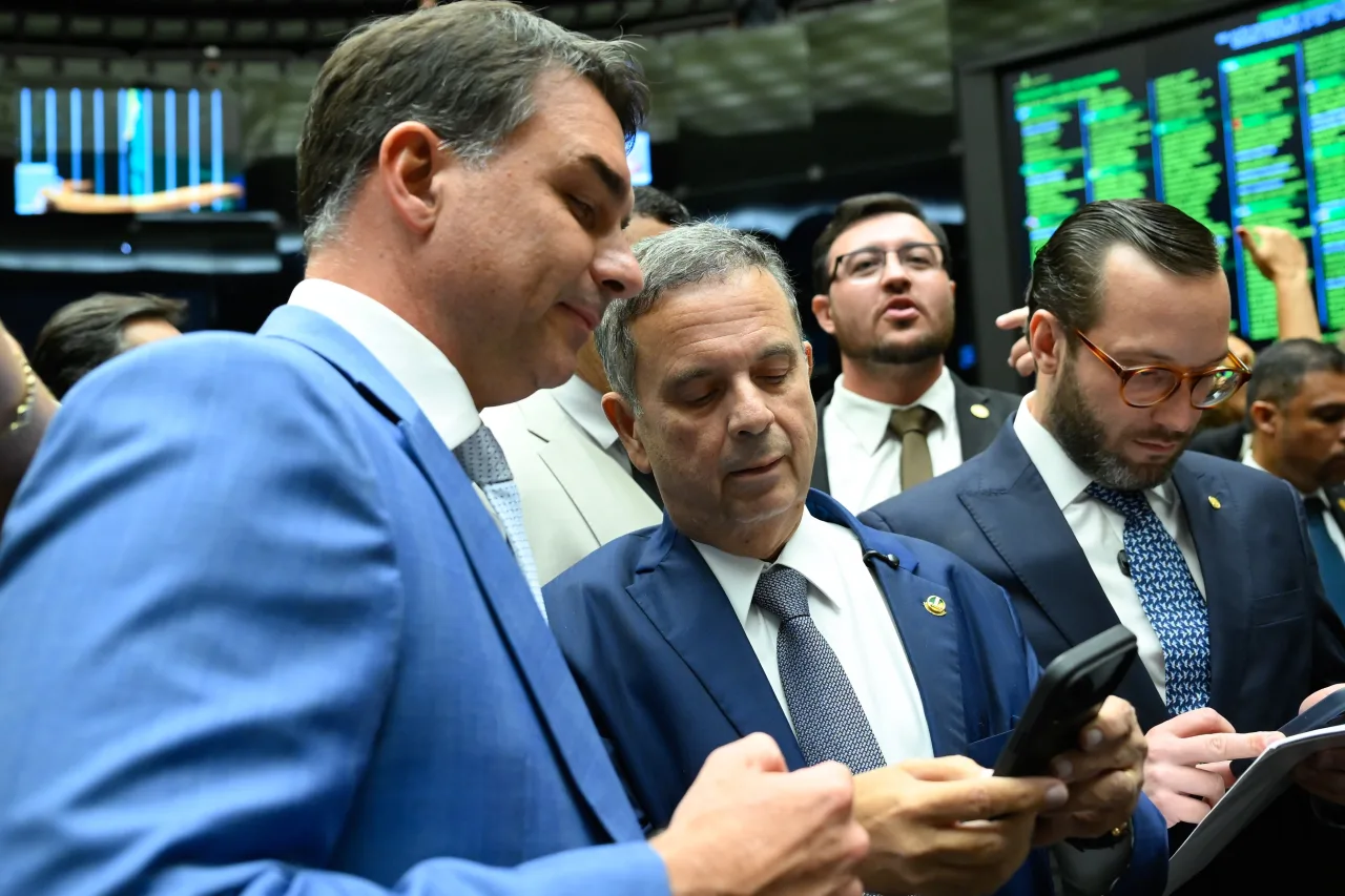 Rogério Marinho e Flávio Bolsonaro no Senado Federal