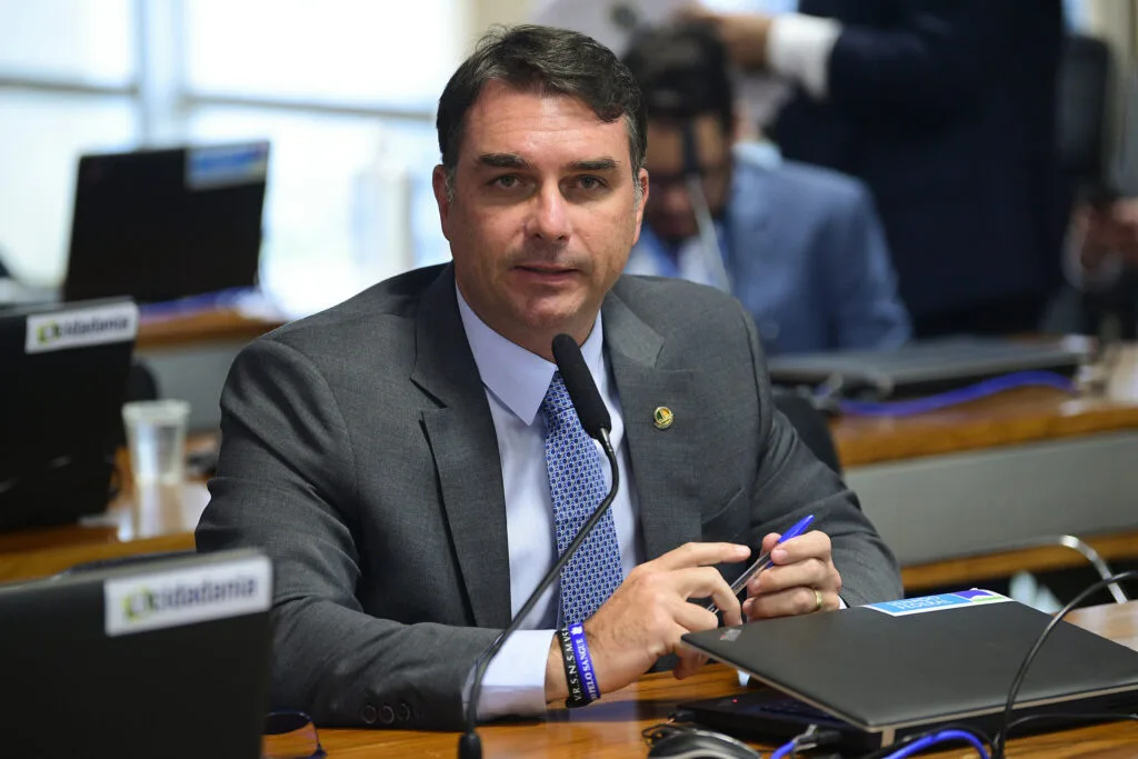 Flávio Bolsonaro discursando no Senado.