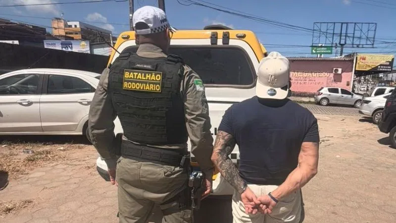 Viaturas da Polícia em operação de blitz rodoviária.
