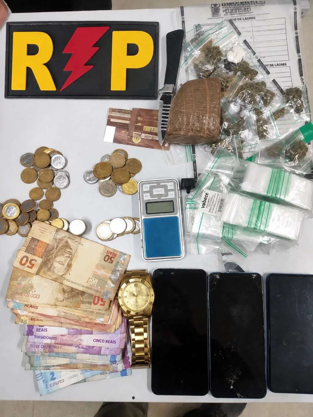 Drogas e dinheiro apreendidos em ocorrência policial em Parnamirim.