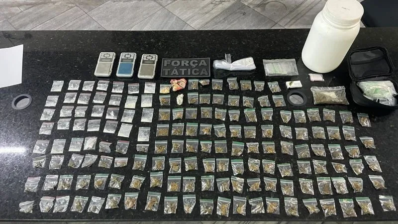 Pacotes de drogas e balanças apreendidos pela Polícia Militar.