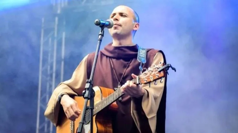Frei Gilson durante apresentação em evento religioso.